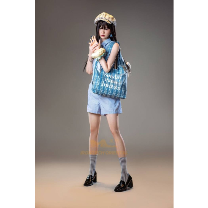 Kurumi 161 cm – ολόσωμη όρθια με καρό σύνολο Kurumi 161 cm – ολόσωμη όρθια με καρό σύνολο